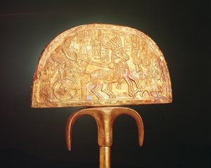 Vějíř z pštrosího peří, z hrobky Tutanchamona, Nová říše (dřevo pokryté plátovým zlatem) (reverzní strana 324497)