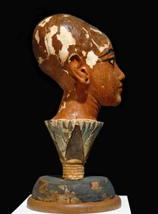 Malovaná busta mladého faraona Tutanchamona s podstavcem ve tvaru lotosového listu (socha) od Egyptian 18th Dynasty