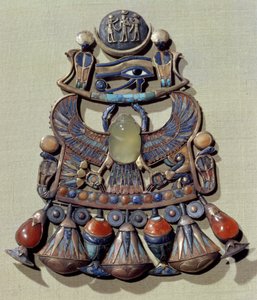 Hrudník s ptačím skarabem, z hrobky Tutanchamona (asi 1370-52 př.nl) Nová říše (zlatá cloisonne zdobená polodrahokamy a skleněnou pastou)