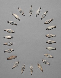 Korálky ve tvaru okvětních lístků, cca 1391-1353 př.nl od Egyptian 18th Dynasty