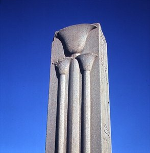 Sloup zdobený stylizovanými lotosovými rostlinami, z komplexu Velkého Amonova chrámu, Nová říše (viz také 59219)