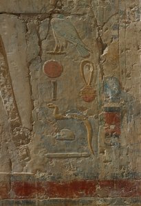 Reliéf zobrazující Hora, kaple bohyně Hathor, z Hatšepsutina pohřebního chrámu (asi 1503-1482 př. n. l.) Nová říše (malovaný vápenec)