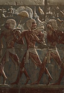Reliéf zobrazující průvod na počest bohyně Hathor, detail, ze zádušního chrámu Hatšepsut (asi 1503-1482 př. n. l.) Nová říše (malovaný vápenec) (viz také 382845)