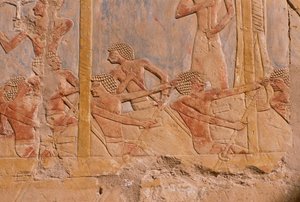 Reliéf zobrazující muže veslující na lodi, stěna zdobená na počest bohyně Hathor, detail, ze zádušního chrámu Hatšepsut (asi 1503-1482 př. n. l.) Nová říše (malovaný vápenec)