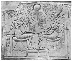 Reliéf zobrazující Atona, jak dává život a prosperitu Amenophisovi IV. (Achnatonovi) (asi 1352–1336 př. n. l.), jeho manželce Nefertiti a třem jejich dcerám z Tell el-Amarna, Nová říše, asi 1375–1354 př. n. l.