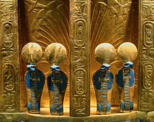 Zadní strana trůnu faraona Tutanchamona se čtyřmi zlatými figurkami kobry uraeus (zlato s lapisem lazuli) od Egyptian 18th Dynasty