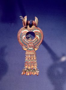 Pravá náušnice z páru náušnic s modrým ptákem, z Tutanchamonovy hrobky, Údolí králů, Théby, asi 1347-37 př. n. l. (zlato a tavené sklo) (viz také 344028)