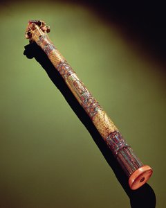 Písařské pouzdro na psací rákos, z hrobky Tutanchamona (asi 1370-1352 př. n. l.) Nová říše (zlacené dřevo vykládané polodrahokamy) (viz také 149435)