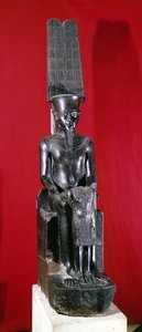 Sedící socha boha Amona chránícího Tutanchamona, Nová říše, cca 1336-1327 př.nl (žula)