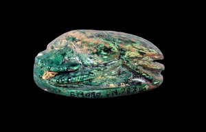 Boční pohled na svatebního skarabea Amenhotepa III. (asi 1417-1379 př. n. l.) a královny Tiye, Nová říše, asi 1391-1353 př. n. l.