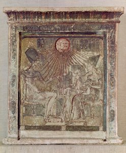 Stéla zobrazující Atona, který dává život a prosperitu Amenofisovi IV. (Achnatonovi) (asi 1352-1336 př. n. l.), jeho manželce Nefertiti a třem jejich dcerám, z Tell el-Amarny, Nová říše, asi 1353-1337 př. n. l. (lim.)