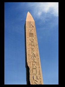 Obelisk Tuthmosis I (1504-1492 př.nl) ve Velkém Amonově chrámu, chrám Karnak, Nová říše