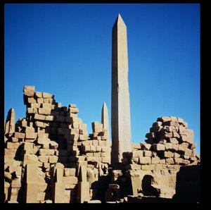 Obelisky Tuthmosis I (1504-1492 př.nl) a Hatšepsut (1473-1458 př.nl) ve Velkém Amonově chrámu, chrám Karnak, Nová říše