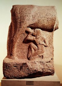 Bohyně Hathor kojící faraona Horemheba, Nová říše, cca 1344-1314 př.nl (červená žula)