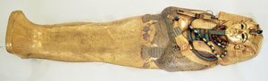 Nejvnitřnější rakev krále z Tutanchamonovy hrobky (asi 1370-1352 př. n. l.) Nová říše (zlato vykládané polodrahokamy) (podrobnosti viz 343642)
