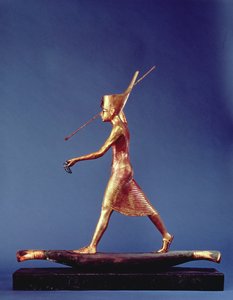 Tutanchamon (C.1370-1352 př.nl) harpunář, z hrobky Tutanchamona, Nová říše (pozlacené dřevo) (viz také 3977 & 120779)