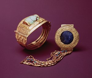 Dva náramky, z hrobky Tutanchamona (asi 1370-1352 př.nl) Nová říše (zlato)