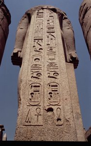 Sloup s erbem s kartuší Ramsese II (1298-32 př. n. l.) Nová říše, asi 1297-1185 př. n. l.