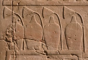 Detail reliéfu znázorňujícího sklenice a lotosové květy (vápenec) od Egyptian 19th Dynasty