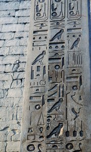Detail růžového žulového obelisku, výška 25 metrů, objednavatel Ramesse II, Amonův chrám, chrámový komplex v Karnaku, Luxor, Théby (světové dědictví UNESCO) od Egyptian 19th Dynasty