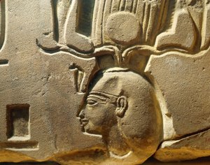 Egypt, Luxor, starověké Théby, údolí Assasif, fragment reliéfu s vyobrazením Ramsese II. a kartuší od Egyptian 19th Dynasty