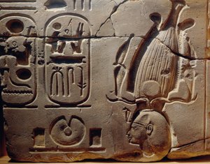 Egypt, Luxor, starověké Théby, údolí Assasif, fragment reliéfu s vyobrazením Ramsese II. a kartuší od Egyptian 19th Dynasty