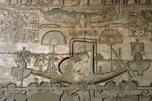 Egyptský starověk: pohled na reliéfy představující průvod posvátné lodi, Pamětní chrám zasvěcený faraonu Ramsesovi II. (1279-1213 př. n. l.), místo Ramasseum (Ramesseum) v Luxoru, Egypt. od Egyptian 19th Dynasty
