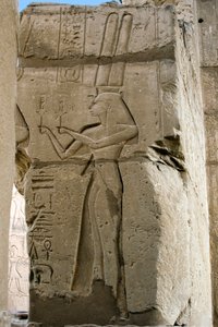 Egyptský starověk: detail reliéfů zobrazujících bohyni Hathor držící v rukou sestry, pohřební chrám zasvěcený faraonu Ramsesovi II. (1279-1213 př. n. l.), místo Ramasseum (Ramesseum) v egyptském Luxoru. od Egyptian 19th Dynasty