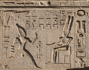 Egyptský starověk: detail architrávu zdobí vyobrazení faraona Ramsese II. uctívajícího boha Amona a hieroglyfy, chrám faraona Ramsese II. (1292-1186 př. n. l.) v Luxoru. Východní břeh (Théby), Egypt od Egyptian 19th Dynasty