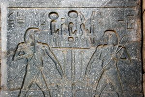 Egyptský starověk: detail podstavce sochy faraona Ramsese II. (1292-1186 př. n. l. představující spojení Horního a Dolního Egypta. Chrám Luxor. Východní břeh (Théby), Egypt od Egyptian 19th Dynasty