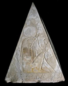 Egyptský starověk: pyramidový hrot kaple v Ramose s vyobrazením božstva zapadajícího slunce Re-Atum (Re Atum nebo Ra-Atum nebo Ra Atum nebo Re Toum). 19. dynastie ((1295-1190 př. n. l.) Deir el Medineh Rozměr v. 70 cm Egyptské muzeum v Turíně od Egyptian 19th Dynasty