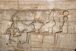 Egyptský starověk: reliéf zobrazující faraona Ramsese II. před božstvy thébské triády Amona, Muta a Khonsua; Pohřební chrám zasvěcený faraonovi Ramsesovi II (1279-1213 př.nl), místo Ramasseum (Ramesseum) v Luxoru, Egypt. od Egyptian 19th Dynasty
