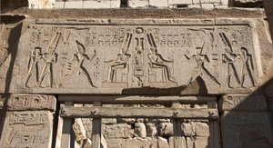 Egyptský starověk: pohled na architráv zdobí znázornění faraona Ramsese II. ctít boha Amona a hieroglyfy, chrám faraona Ramsese II. (1292-1186 př. n. l.) v Luxoru. Východní břeh (Théby), Egypt od Egyptian 19th Dynasty