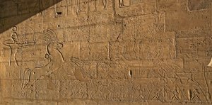 Egyptský starověk: pohled na reliéfy oslavující činy Ramse II během bitvy u Qadesh v roce 1274 př.nl, pohřební chrám zasvěcený faraonu Ramsesovi II. od Egyptian 19th Dynasty