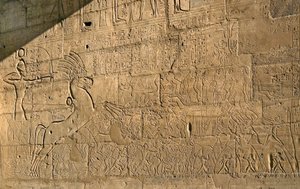 Egyptský starověk: pohled na reliéfy oslavující činy Ramsese II během bitvy u Kádeše v roce 1274 př. n. l., Pamětní chrám zasvěcený faraonu Ramsesovi II. (1279-1213 př. n. l.), místo Ramassea (Ramesseum) v Luxoru, Egypt. od Egyptian 19th Dynasty