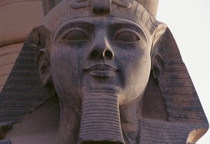 Tvář sochy sedícího Ramsese II., thébská nekropole (Seznam světového dědictví UNESCO) od Egyptian 19th Dynasty