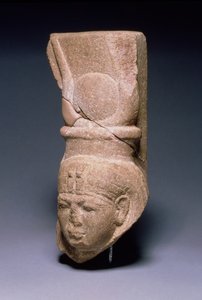 Hlava Hathor, ze Serabit-el-Khadim na Sinajském poloostrově, Nová říše, cca 1279-1213 př.nl (křemenec)