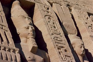 Hlavy Ramesse II (1279-1213) a Hathor/Nefertari na průčelí chrámu královny Nefertari, Nová říše, cca 1250 př. n. l. (foto) (detail 118459) od Egyptian 19th Dynasty