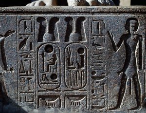 Hieroglyfy, detail kopyta kolosální sochy krále, nádvoří Ramsese II., Amonův chrám (Seznam světového dědictví UNESCO) od Egyptian 19th Dynasty