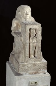 Socha královského písaře Setiho s Osirisem v naosu, Nová říše, asi 1279-1213 př. n. l. (vápenec)