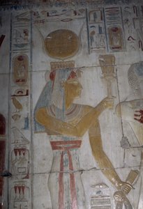 Malovaný reliéf zobrazující bohyni Hator, Osirisova kaple, chrám Setiho I. od Egyptian 19th Dynasty