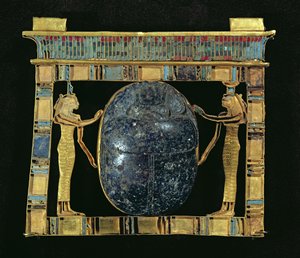 Pektorál vezíra Pasera se skarabem lemovaným bohyněmi Isis a Nephthys ze Serapea v Memphisu v Nové říši (zlato, lapis lazuli a skleněná pasta)