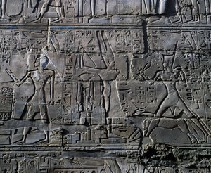 Královna Hatšepsut před bohem Amonem, detail ze scény obětování bohům, reliéf, vnitřní stěny Velké hypostylové síně, chrámový komplex v Karnaku (Seznam světového dědictví UNESCO) od Egyptian 19th Dynasty
