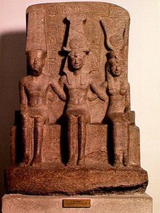Ramesse II (1304-1237 př.nl) sedící mezi Amonem a Mutem, z Karnaku, Nová říše, cca 1279-13 př.nl (žula)