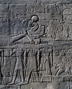 Ramses II. před posvátnou lodí, reliéf, vnitřní stěny Velké hypostylové síně, chrámový komplex v Karnaku (Seznam světového dědictví UNESCO) od Egyptian 19th Dynasty