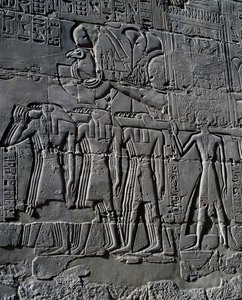 Ramses II. před posvátnou lodí, reliéf, vnitřní stěny Velké hypostylové síně, chrámový komplex v Karnaku (Seznam světového dědictví UNESCO) od Egyptian 19th Dynasty