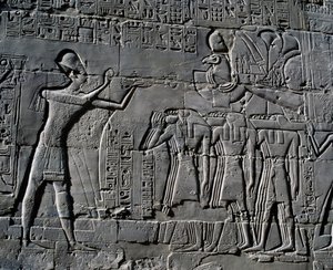 Ramses II. přináší oběti před posvátnou lodí, reliéf, vnitřní stěny Velké hypostylové síně, chrámový komplex v Karnaku (Seznam světového dědictví UNESCO) od Egyptian 19th Dynasty