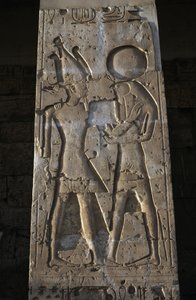 Reliéf zobrazující faraona s bohem Horem, portikus chrámu Setiho I. od Egyptian 19th Dynasty