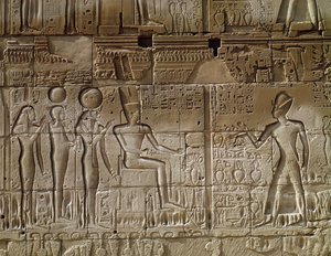 Reliéf zobrazující Setiho I. (asi 1294-1279 př. n. l.) přinášejícího oběť Amunovi ze severní vnější stěny Hypostyle Hall, Nová říše