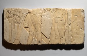 Reliéf zobrazující scénu obětování, z Tell el-Amarna, Nová říše, cca 1353-1336 př. n. l. (vápenec)